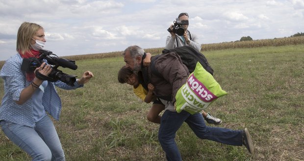 Kopala do uprchlíků, teď chce sama emigrovat: Maďarská kameramanka míří do Ruska