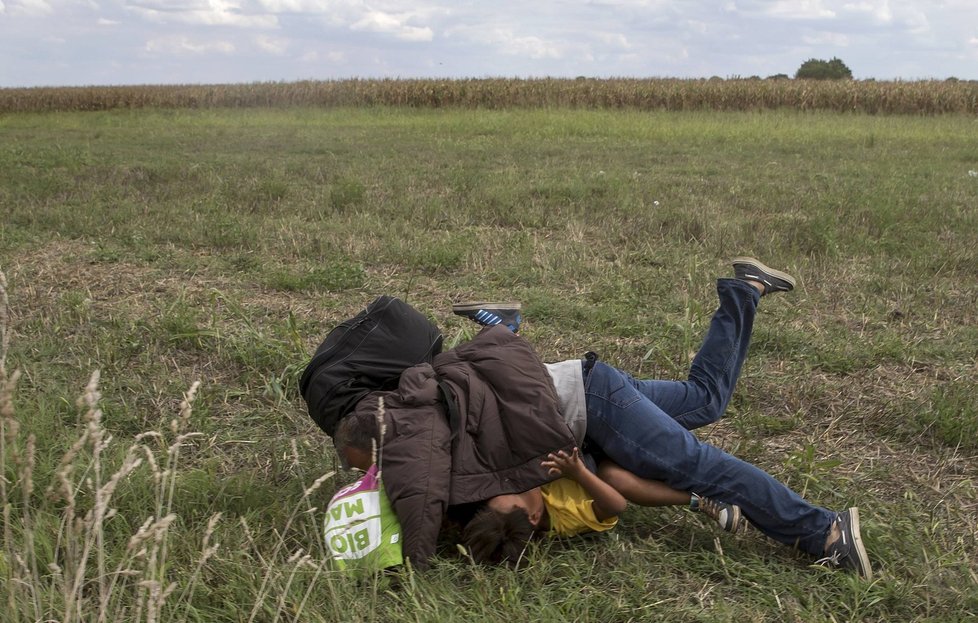 Maďarská kameramanka kopala do uprchlíků: Obvinili ji až po roce.