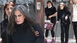 Rockový nestor Ozzy Osbourne (73) sotva chodí: Image ale drží! Výrazné líčení i nalakované nehty