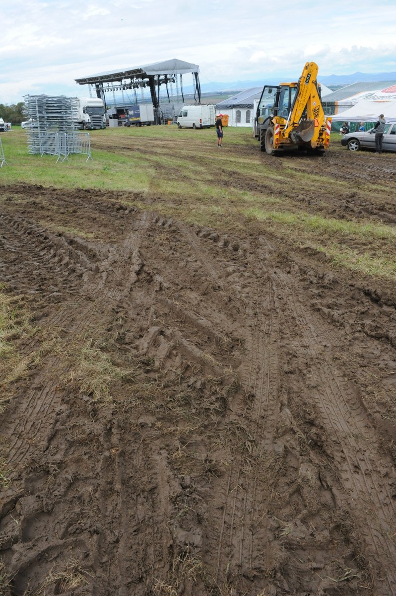 Dějiště sobotního Řípfestu zatím zdobí bahno