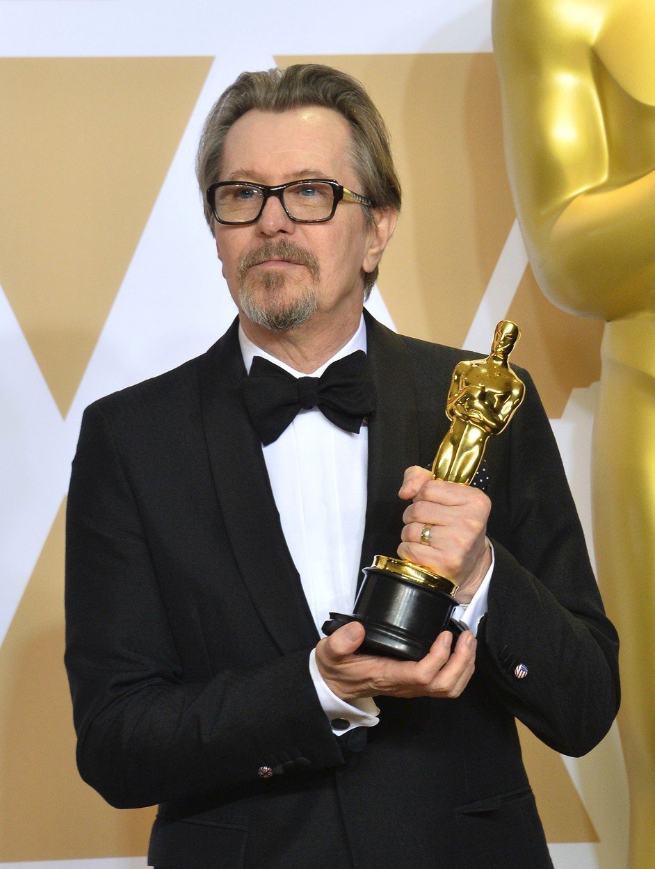 Gary Oldman získal Oscara za nejlepší mužský herecký výkon v hlavní roli ve filmu Nejtemnější hodina