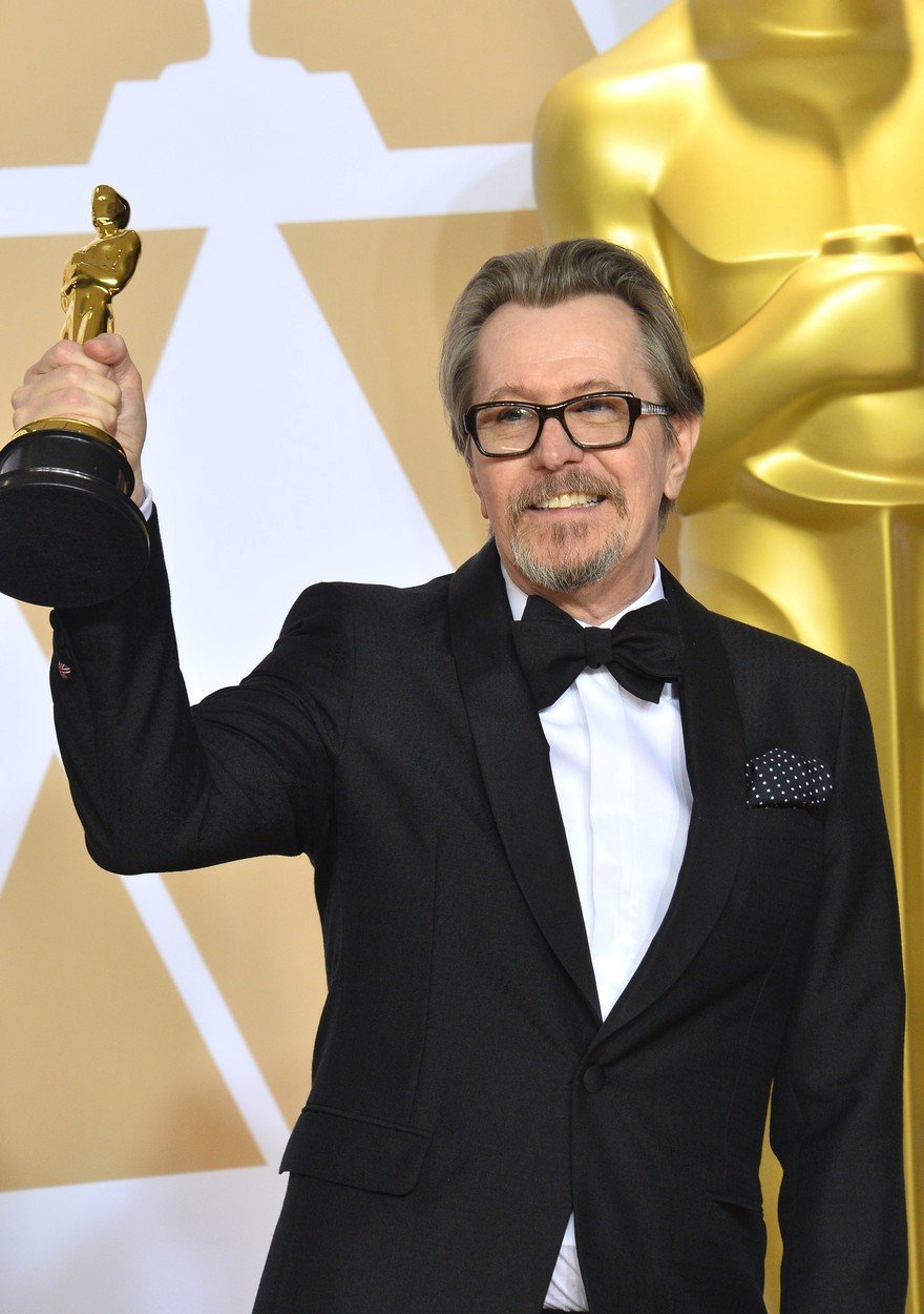 Gary Oldman získal Oscara za nejlepší mužský herecký výkon v hlavní roli ve filmu Nejtemnější hodina.