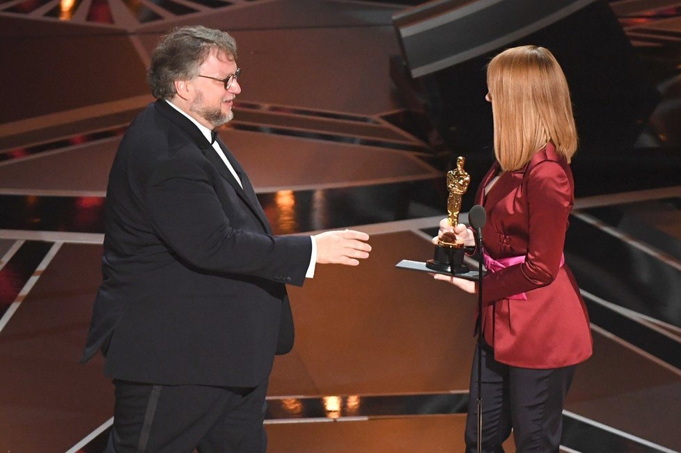 Guillermo del Toro přebírá Oscara