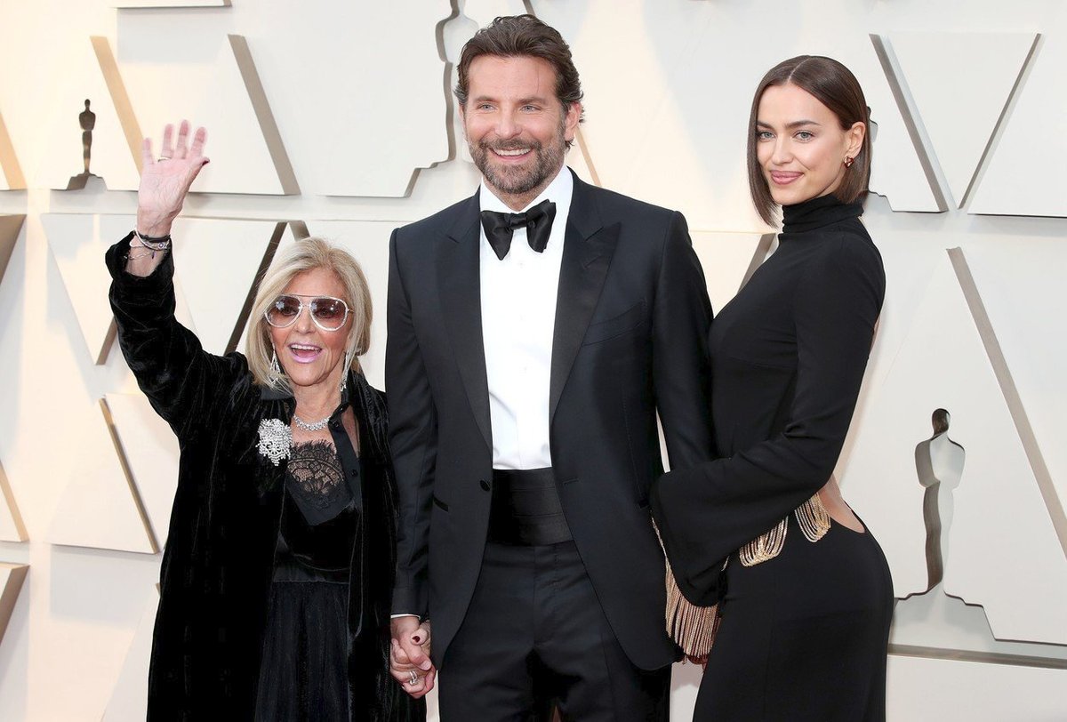 Herec Bradley Cooper zavítal na udílení cen Oscars 2019 v doprovodu své partnerky, modelky Iriny Shaykové, a maminky Glorie