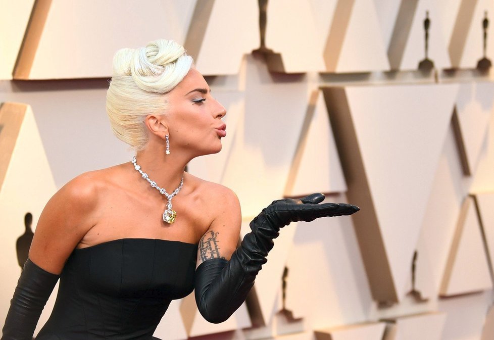 Lady Gaga vynesla šperky, které ve filmu Snídaně u Tiffanyho měla na sobě Audrey Hepburnová