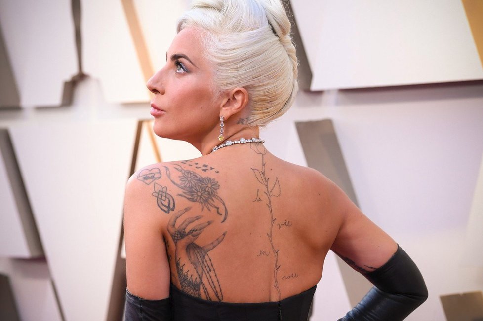 Lady Gaga vynesla šperky, které ve filmu Snídaně u Tiffanyho měla na sobě Audrey Hepburnová