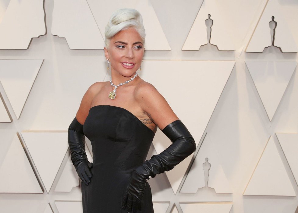Lady Gaga vynesla šperky, které ve filmu Snídaně u Tiffanyho měla na sobě Audrey Hepburnová
