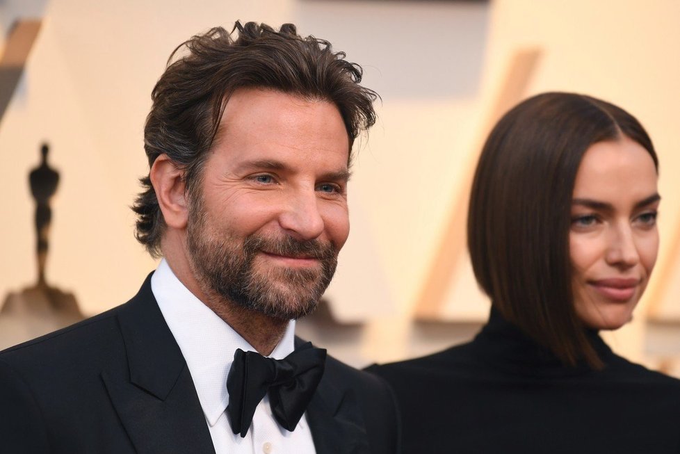 Herec Bradley Cooper zavítal na udílení cen Oscars 2019 v doprovodu své partnerky, modelky Iriny Shaykové, a maminky Glorie