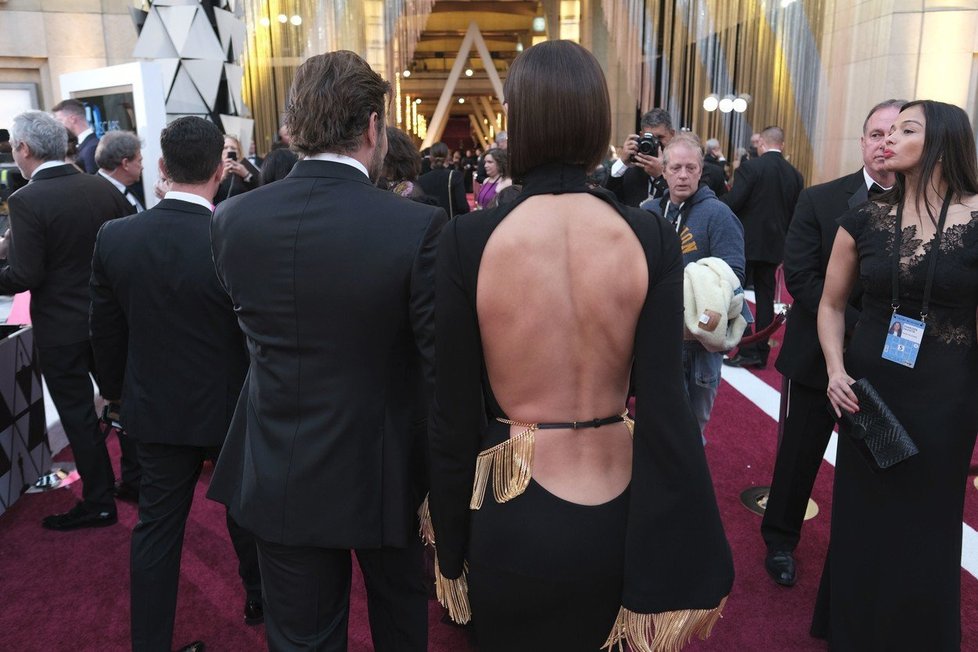 Herec Bradley Cooper zavítal na udílení cen Oscars 2019 v doprovodu své partnerky, modelky Iriny Shaykové, a maminky Glorie