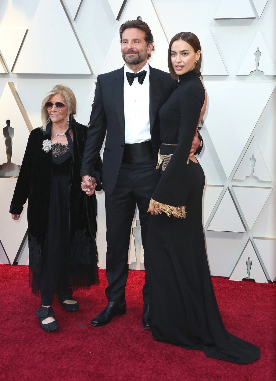 Herec Bradley Cooper zavítal na udílení cen Oscars 2019 v doprovodu své partnerky, modelky Iriny Shaykové, a maminky Glorie