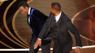 Facka na Oscarech: Herec Will Smith na pódiu udeřil moderátora Oscarů za vtip o manželce 