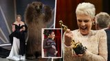 To nejlepší z letošních Oscarů: Medvěd na pódiu, sladká prvenství a Lady Gaga, co sbírala fotografa!