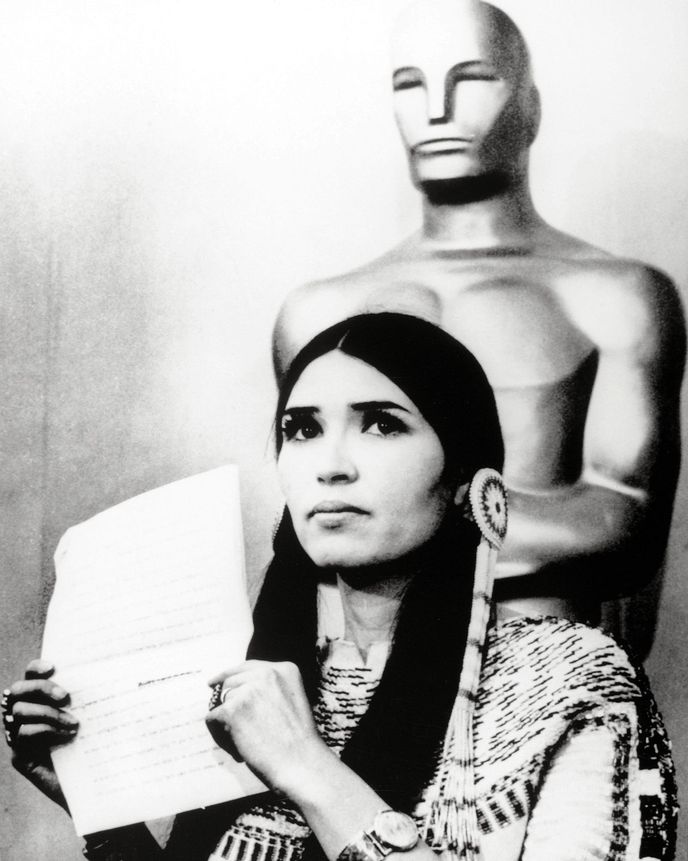 1973 - Marlon Brando získal Oscara za legendární film Kmotr. Na pódium však poslal Sacheen Littlefeather, která přečetla jeho dlouhý protest proti tomu, jak se filmový průmysl chová k americkým indiánům.