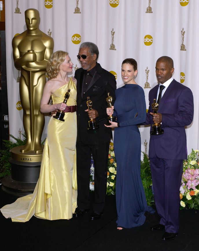 2005 - Opět silná čtyřka. Hilary Swank si odnáší cenu za Million Dollar Baby, stejně tak její filmový kolega Morgan Freeman. Cate Blanchet se dočkala Oscara za film The Aviator (Letec) a Jamie Foxx uchvátil jako Ray.