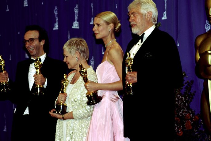 1999 - V Hollywoodu se s filmy z alžbětinské doby roztrhl pytel. Slavil film Zamilovaný Shakespeare. Strhující výkon Cate Blanchett ve filmu Elizabeth zůstal pouze u nominace.