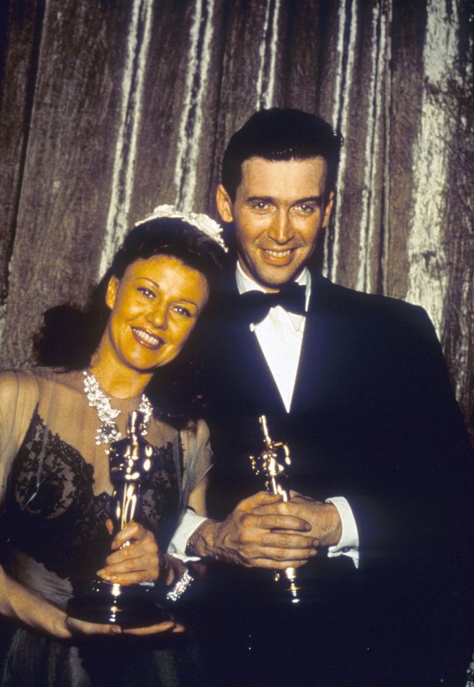 1941 - James Stewart a Ginger Robers jako hlavní vítězové večera. Stewart byl první hollywoodský herec, který narukoval do 2. světové války.