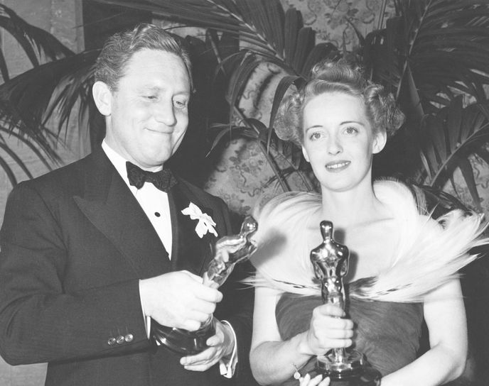 1939 - Úchvatná Bette Davis získala cenu za film Jezábel. Vedle ní stojí ještě úchvatnější Spencer Tracy.