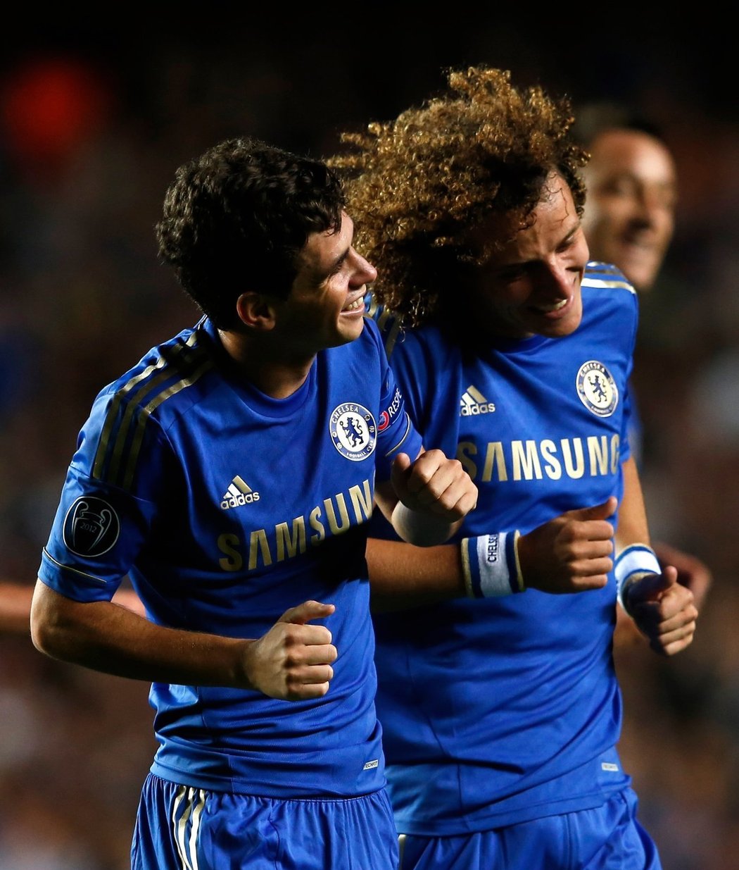 Oscar oslavuje svůj druhý gól s kamarádem a spoluhráčem Davidem Luizem.