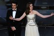 Moderátoři večera James Franco a Anne Hathaway