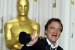 Quentin Tarantino se raduje ze svého Oscara za scénář k snímku Nespoutaný Django