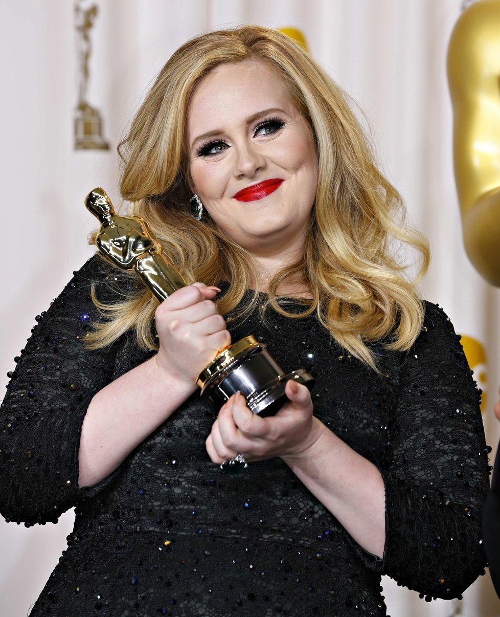 Adele pózuje se svým Oscarem za titulní píseň k bondovce Skyfall