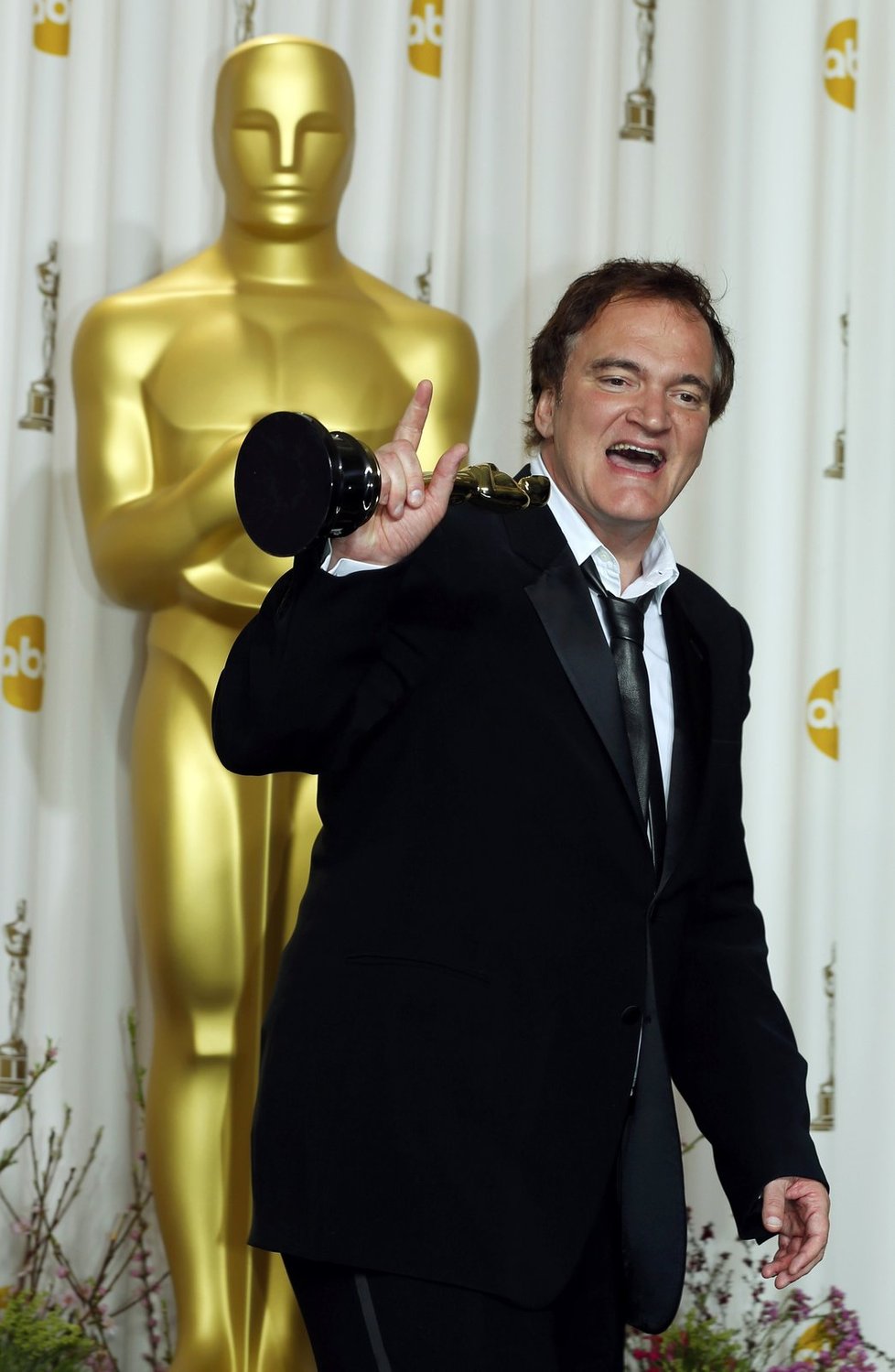 Quentin Tarantino se raduje ze svého Oscara za scénář k snímku Nespoutaný Django