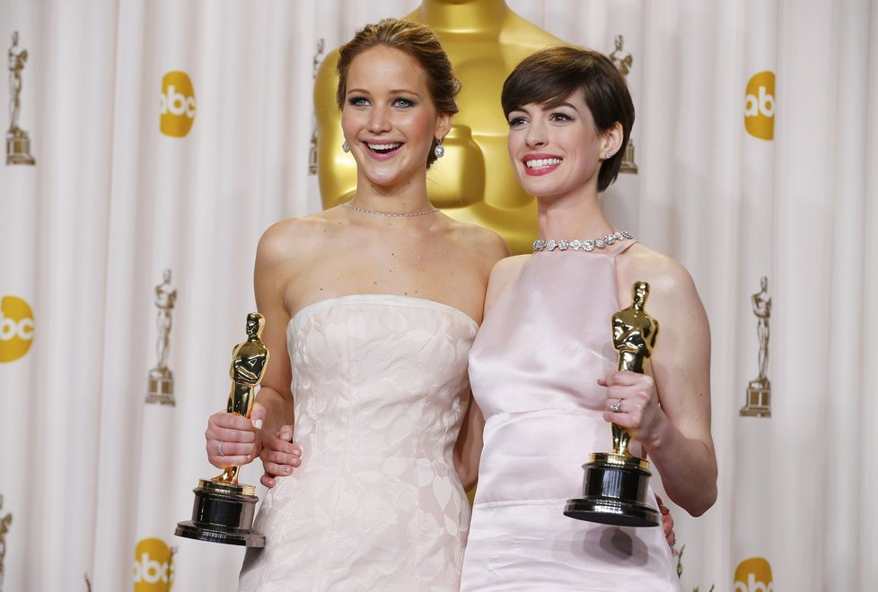 Nejlepší herečka v hlavní roli: Jennifer Lawrence (Terapie lásky) a nejlepší herečka ve vedlejší roli: Anne Hathaway (Bídníci)
