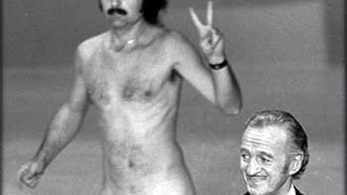 Během Oscarů 1974 na pódium namísto Elizabeth Taylorové  vtrhnul zcela nahý aktivista Robert Opel.