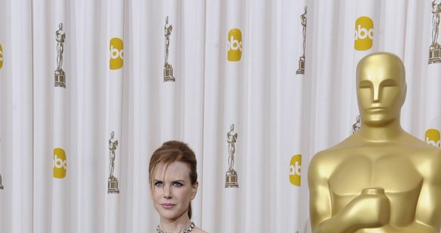 Nicole Kidman: Australská kráska (rovněž držitelka sošky Oscara) má pověst ženy, která na rudém koberci nikdy nezklame. Tentokrát to smeč módní ikony nebyl. Byť měla klasickou róbu od Diora z pera Johna Galliano. Výčes do drdolu působil rozpačitě, to samé platí pro náhrdelník a zejména nepochopitelné (do barvy i stylu) jsou lodičky.