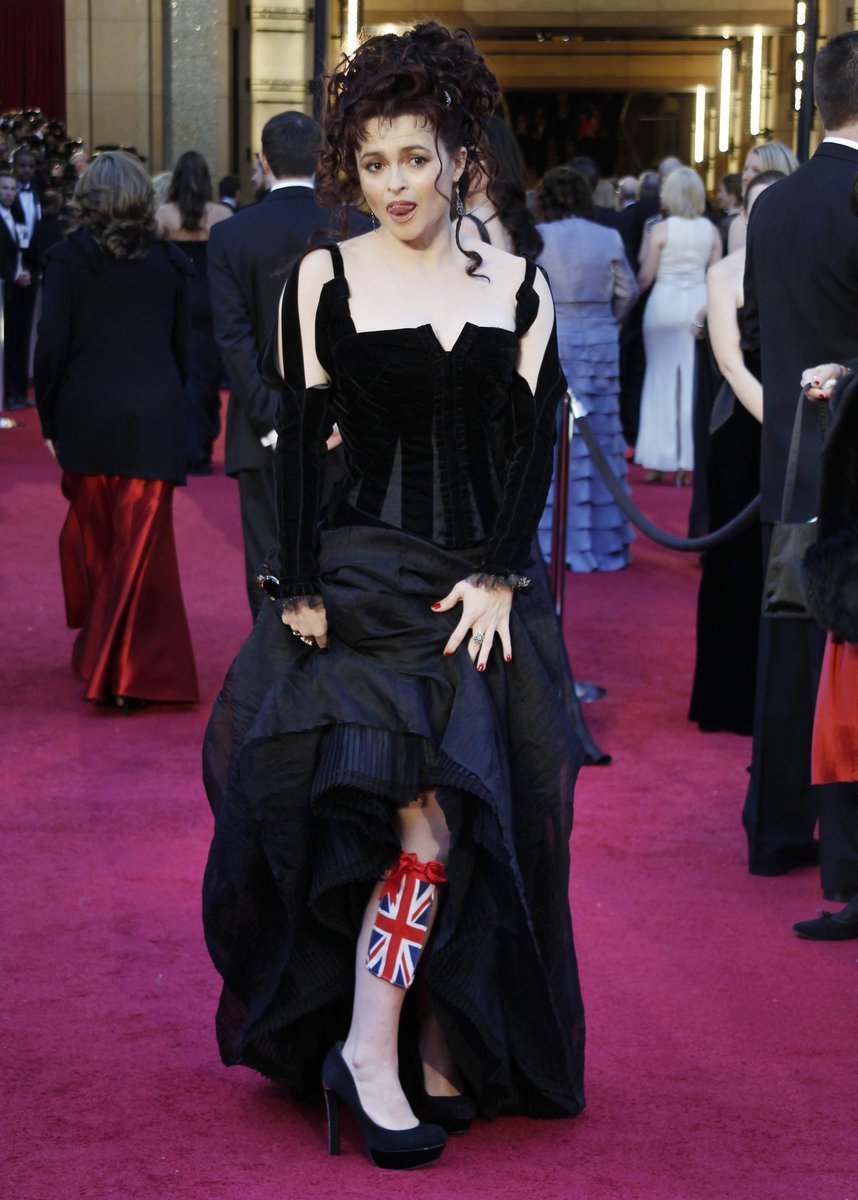 Helena Bonham Carter zaujala britskou vlajkou, kterou si pro štěstí přivázala na lýtko.