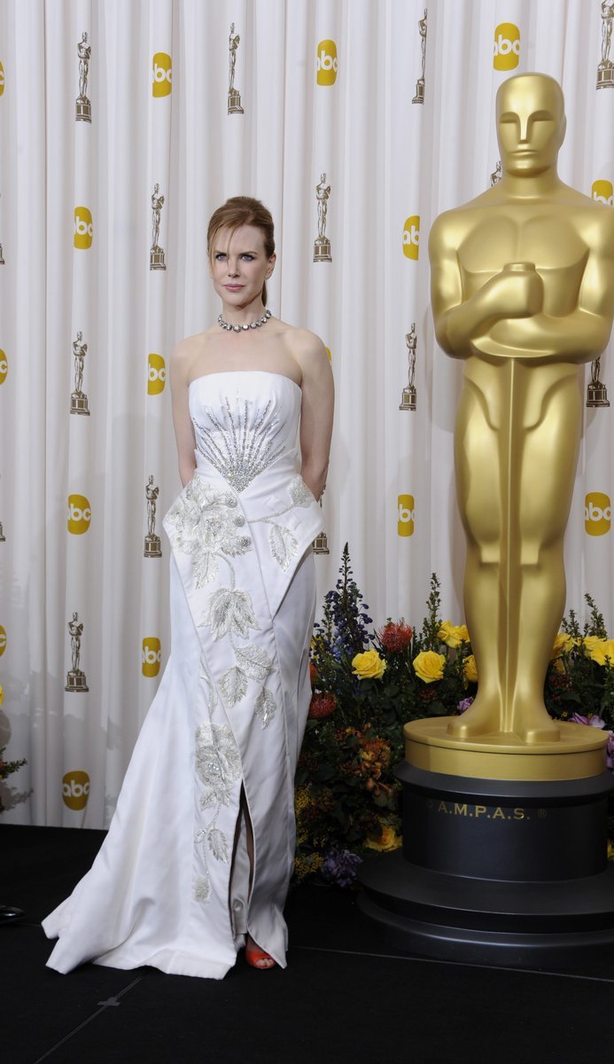 Nicole Kidman: Australská kráska (rovněž držitelka sošky Oscara) má pověst ženy, která na rudém koberci nikdy nezklame. Tentokrát to smeč módní ikony nebyl. Byť měla klasickou róbu od Diora z pera Johna Galliano. Výčes do drdolu působil rozpačitě, to samé platí pro náhrdelník a zejména nepochopitelné (do barvy i stylu) jsou lodičky. 