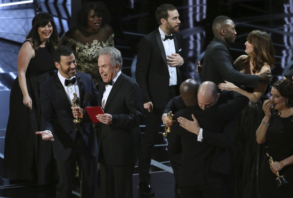 Zmatek na pódiu při vyhlášení nejlepšího filmu: Producent La La Landu objímá režiséra Moonlightu.
