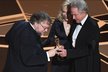 Warren Beatty a Faye Dunaway předávali Oscara Guillermovi del Toro za nejlepší film