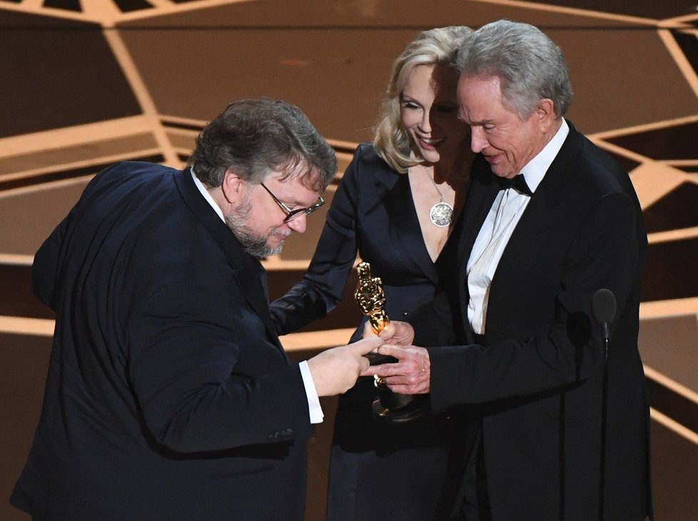 Warren Beatty a Faye Dunaway předávali Oscara Guillermovi del Toro za nejlepší film