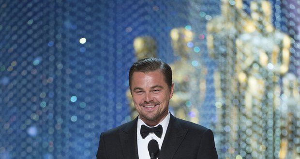 Leonardo získal prvního Oscara a při odchodu z pódia vypadal, jako by posílal Akademii vzkaz pomocí neslušného gesta.