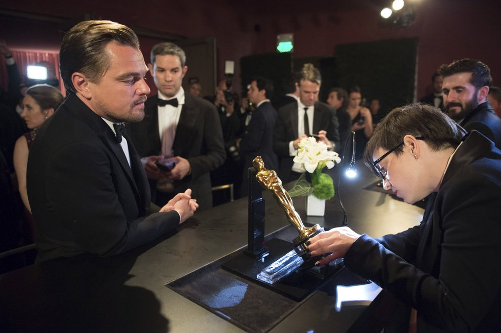 Leo čeká na vyrytí jména do Oscara.