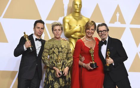 Sam Rockwell (49), Tři billboardy kousek za Ebbingem – nejlepší herec v hlavní roli. Frances McDormand (60), Tři billboardy kousek za Ebbingem – nejlepší herečka v hlavní roli. Allison Janney (58), Já, Tonya – nejlepší herečka v hlavní roli. Gary Oldman (59), Nejtemnější hodina – nejlepší herec v hlavní roli