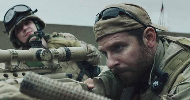 Bradley Cooper ve snímku Americký sniper