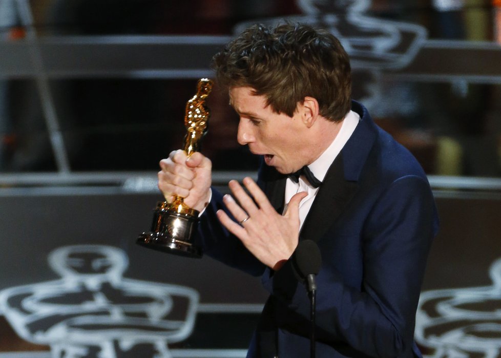 Předávání Oscarů: sošku za nejlepší mužský výkon si odnesl Eddie Redmayne, který hrál ve filmu Teorie všeho tělesně postiženého vědce Stephena Hawkinga