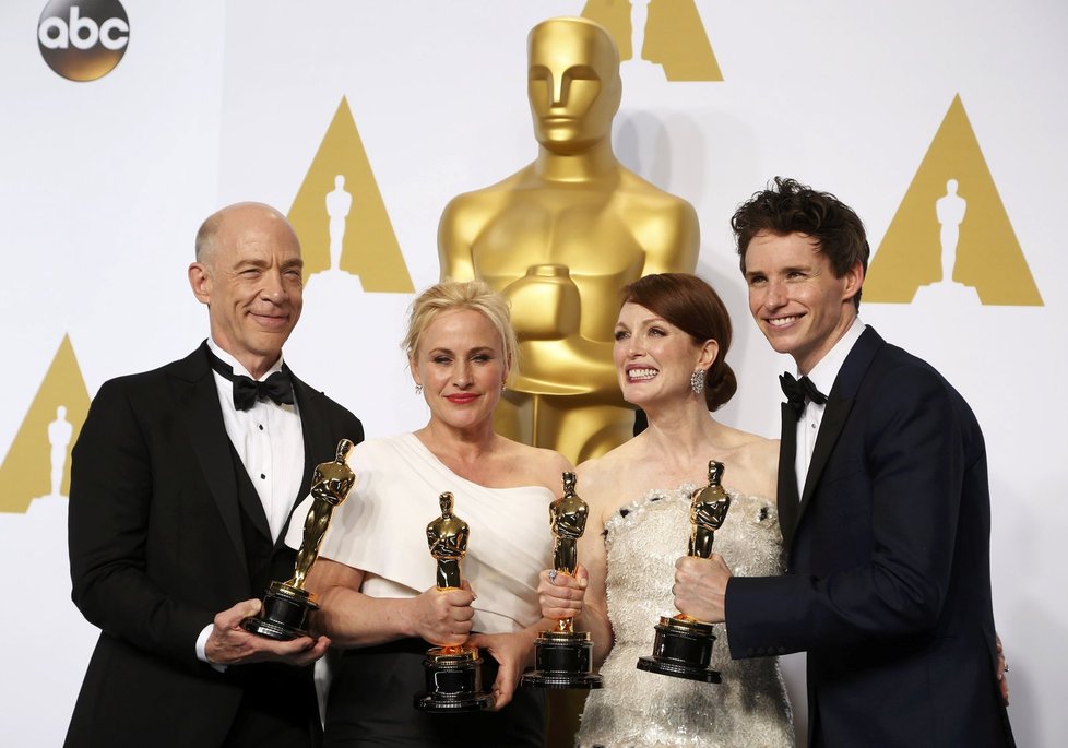 Předávání Oscarů: nejlepší mužské a ženské výkony. Simmons (Whiplash), Patricia Arquette (Chlapectví), Julianne Moore (Still Alice), Eddie Redmayne (Teorie všeho)