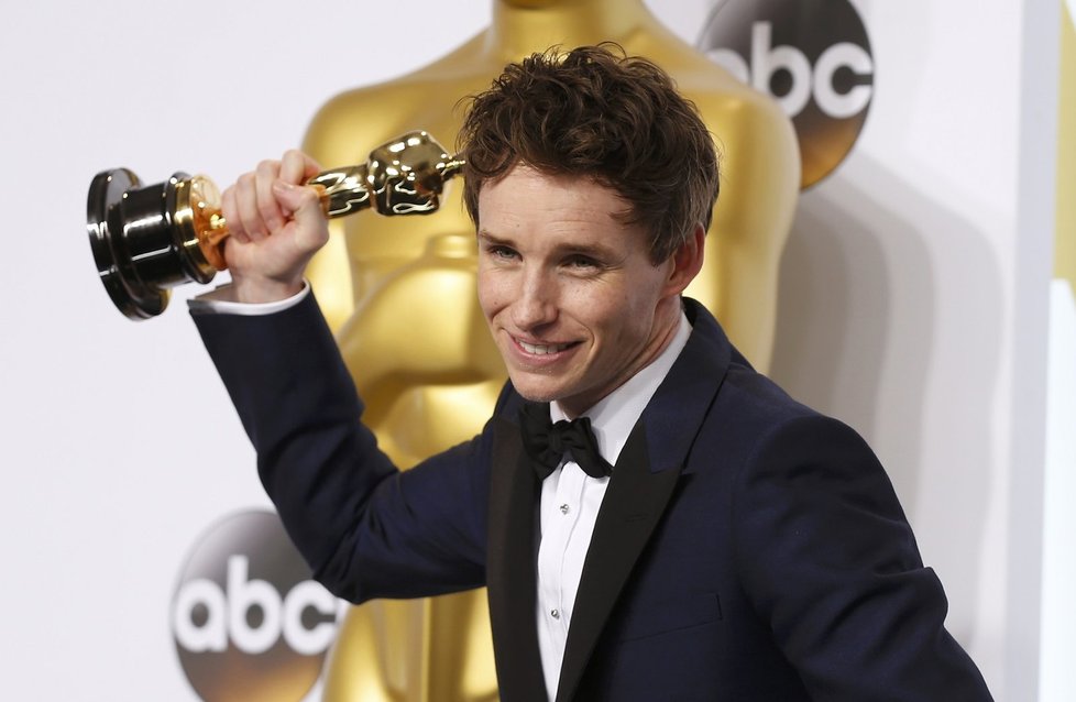 Předávání Oscarů: sošku za nejlepší mužský výkon si odnesl Eddie Redmayne, který hrál ve filmu Teorie všeho tělesně postiženého vědce Stephena Hawkinga