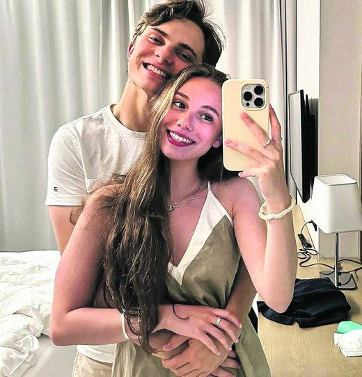 Oscar Piastri se svou láskou Lily. Oscar Piastri se svou láskou Lily.