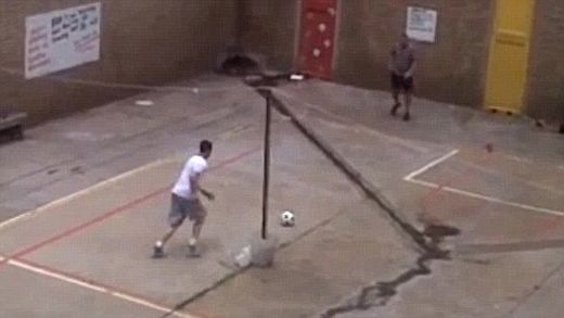Na tomto hřišti hrál Krejčíř s Pistoriusem fotbal. Na tomto hřišti hrál Krejčíř s Pistoriusem fotbal.