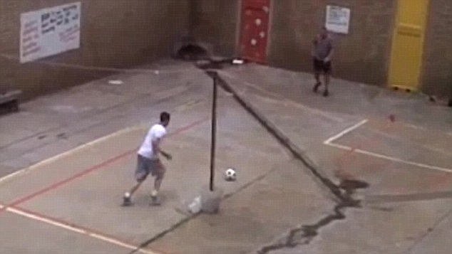 Známé záběry, jak hraje Krejčíř fotbal s Oscarem Pistoriusem ve vězení