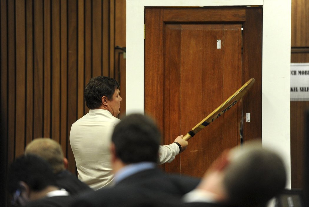 U soudu zkoumali, jak Pistorius pálkou rozbil dveře.