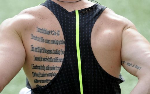 Pistorius se dal na duchovní cestu a vedl křesťanskou skupinu vězňů. Tohle jsou jeho tetování s biblickou tématikou. Pistorius se dal na duchovní cestu a vedl křesťanskou skupinu vězňů. Tohle jsou jeho tetování s biblickou tématikou.