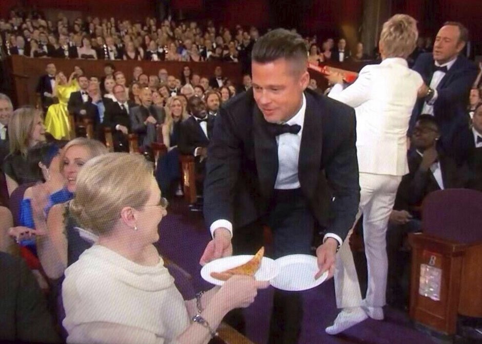 Brad Pitt podává pizzu Meryl Streepové