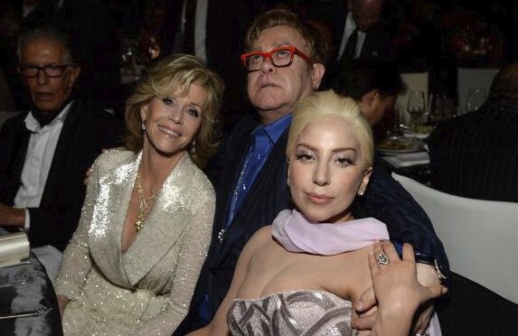 Elton John v hvězdné společnosti Jane Fonda a Lady Gaga