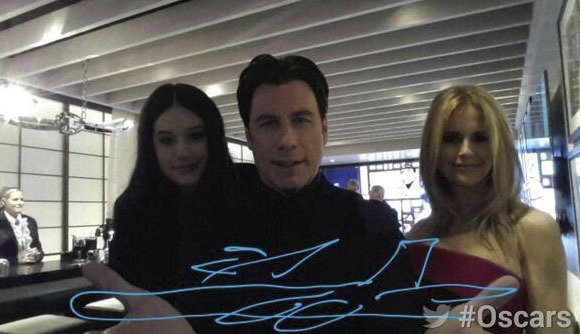 John Travolta také neodolal a snímek ze zákulisí Oscarů udělal a sdílel na síti