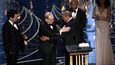 Oscara konečně vyhrál i Ennio Morricone. Předávají Quincy Jones a Pharell Williams.